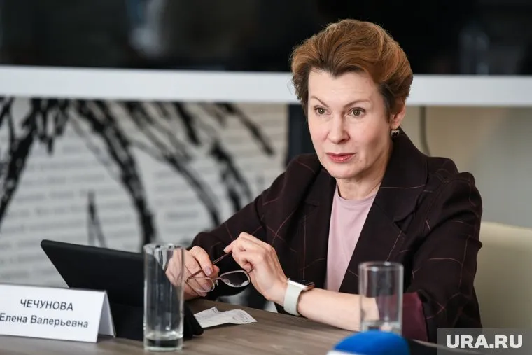 Елена Чечунова подарила телефон девочке в рамках акции «Елка желаний»