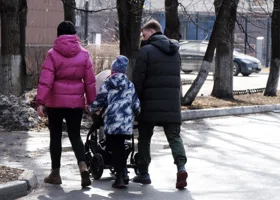 В ХМАО и ЯНАО начнут проверять банковские счета родителей при назначении детских пособий