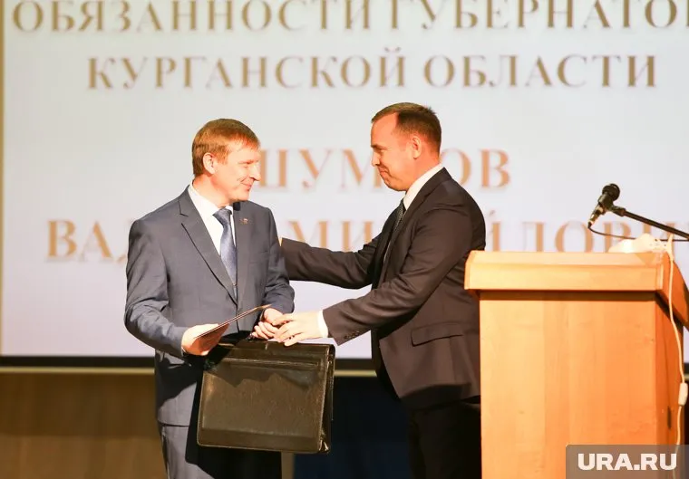 Вадим Шумков (справа) вручил Дмитрию Лесовому традиционный подарок