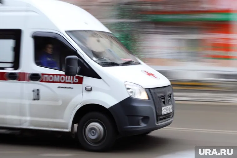 Медики доставляют пострадавших в больницу