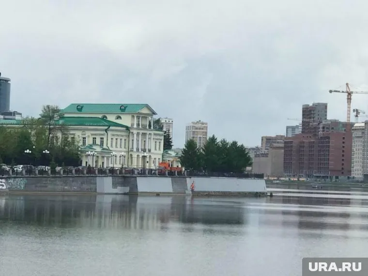 В мэрии говорят, что краска со временем смоется, но гости чемпионата увидят центр города именно таким