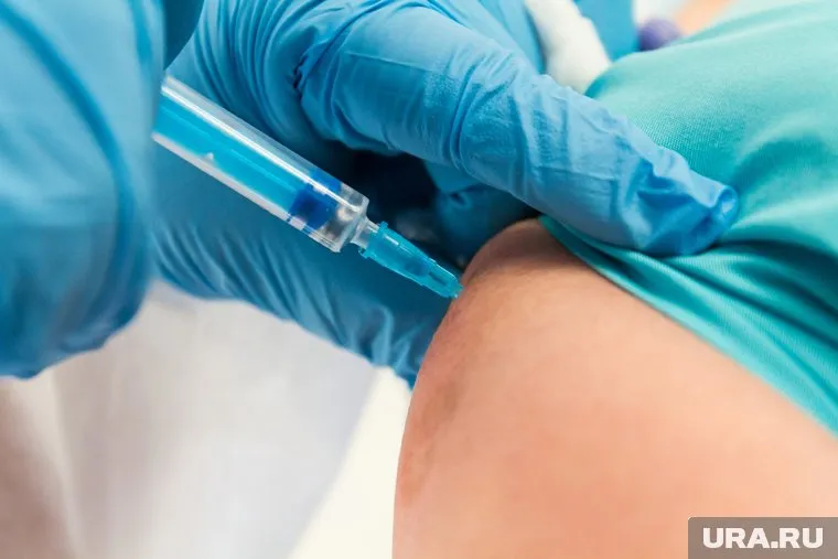 ВИЧ-инфицированных отказываются прививать от коронавируса, заявили в «СПИД.Центре»