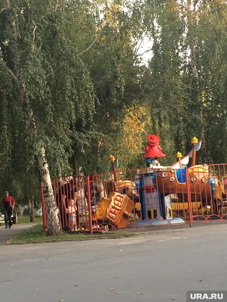 В Горсаду детский кораблик упал на землю вместе с маленьким мальчиком