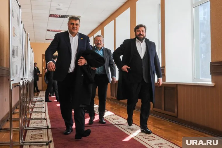 На встрече в областном парламенте Константин Малофеев (справа) отрицал политические амбиции