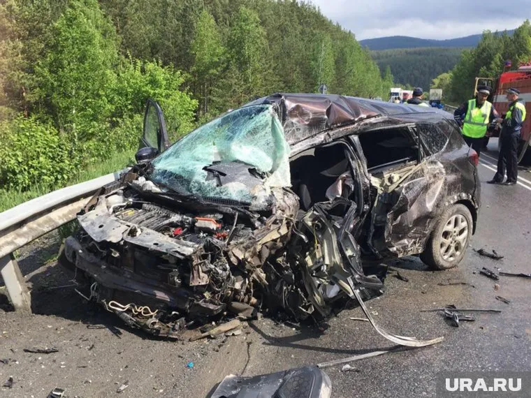Водитель и пассажир пострадали от лобового столкновения с фурой