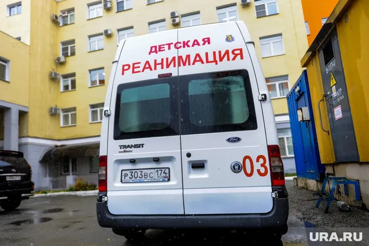 Дети роняют на себя домашнюю технику