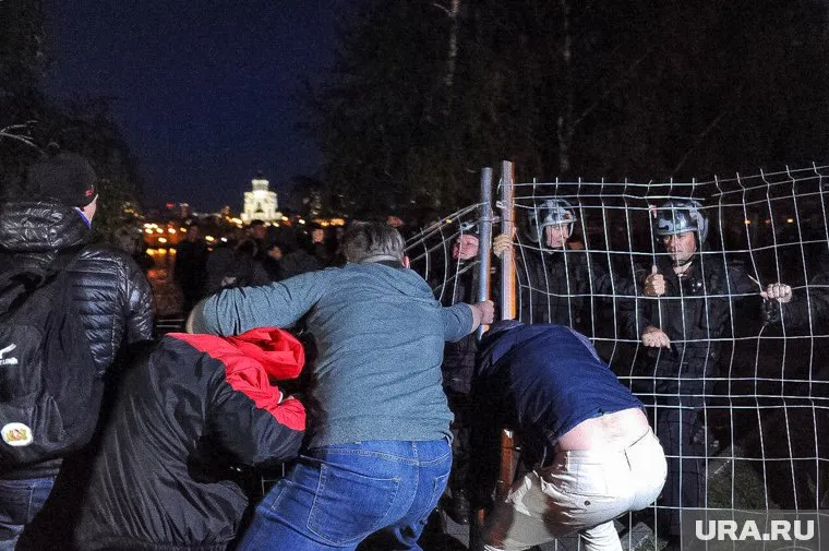 «Битва за сквер» длилась несколько дней. Протестующие отступили при условии проведения опроса общественного мнения