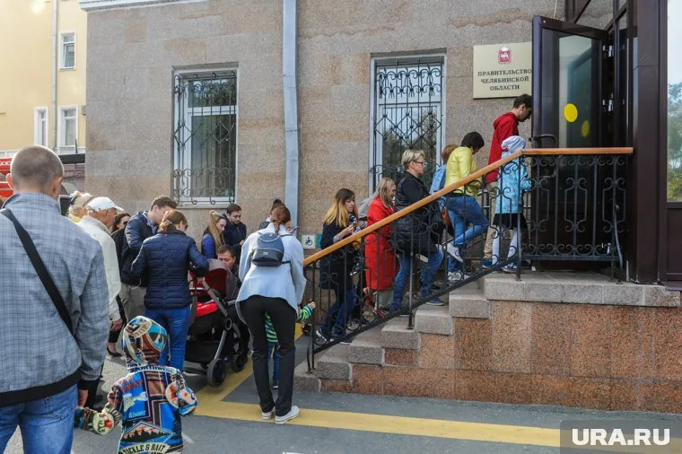 Дольщики из-проблем с участками штурмовали губернаторскую резиденцию