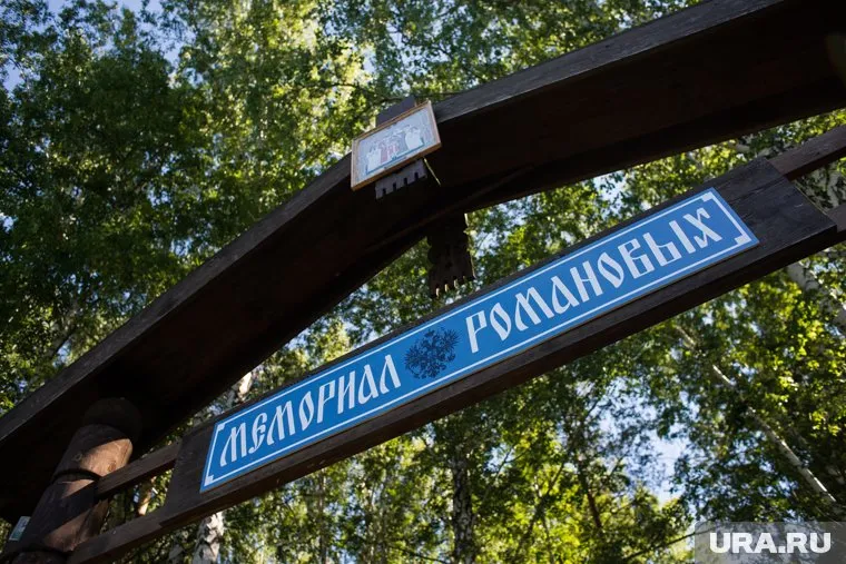 Неизвестные спилили деревья возле Мемориала Романовых и попытались вывезти их