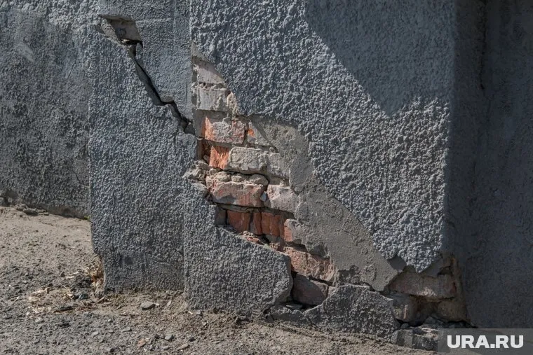 По словам очевидца, рухнувшее здание было не в самом лучшем состоянии