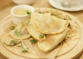 Павел Воля поздравил пермяка с днем рождения в кафе коми-пермяцкой кухни