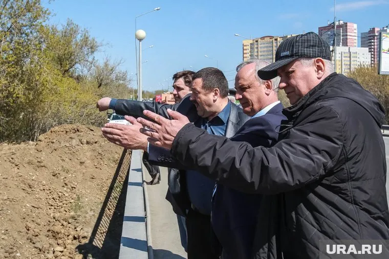 Сергей Польянов (второй справа) на дамбе во время паводка весной 2016 года