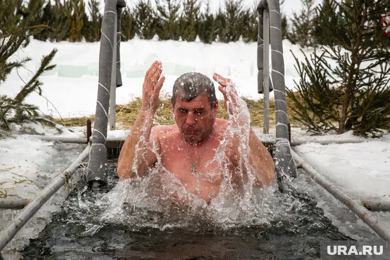 На месте дежурят спасатели и медики