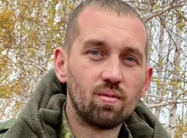 Владимир Якушев (справа) вручил сертификаты об успешном прохождении обучения выпускникам курсов подготовки операторов БПЛА