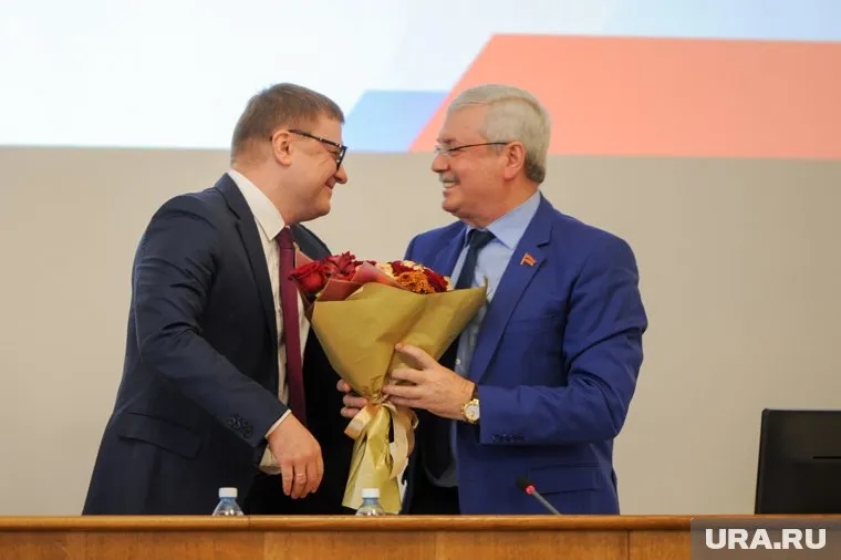 Алексей Текслер (слева) горячо поблагодарил Владимира Мякуша (справа) на совместную работу