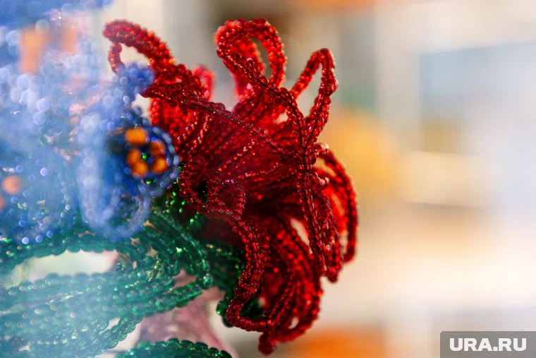 Украшение ручной работы выполнено из чешского и японского бисера