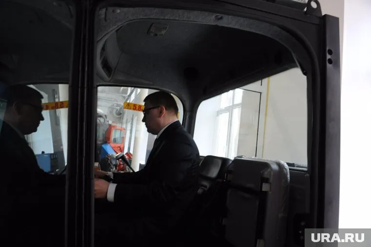 Алексей Текслер осмотрел тренажер, отметив, что техника устарела