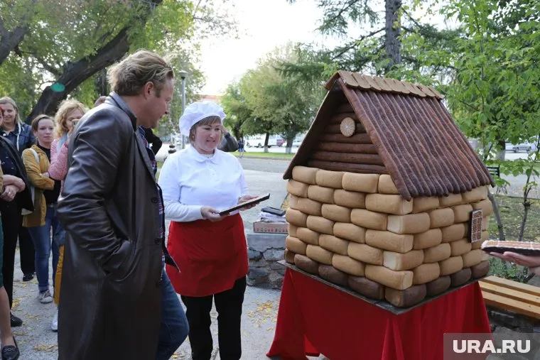 На изготовление дома ушло около сотни булок хлеба