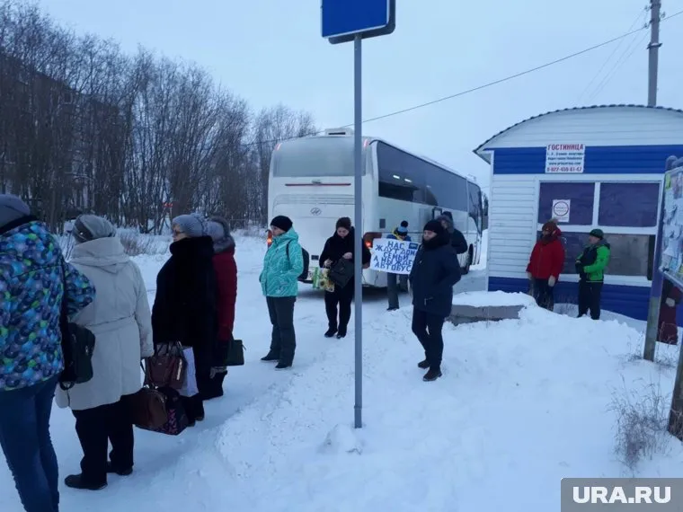 На плакате: «Нас ждут дома семьи, а мы ждем автобус»