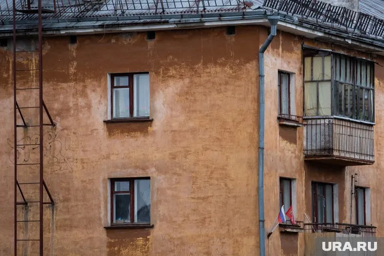 Над женщиной издевались в квартире, поэтому она решила сбежать через окно