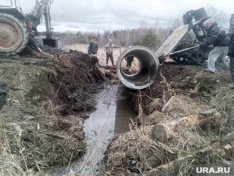 Дорогу размыло ручьем