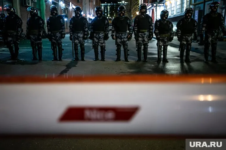 Сотрудники ОМОН оказали полиции поддержку в оперативном мероприятии в клубе Ноябрьска