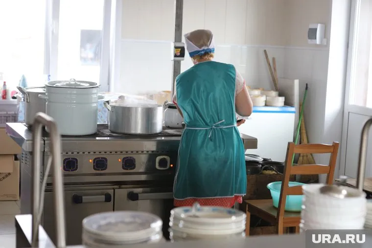 Школьники Перми сняли действия повара на видео (архивное фото)