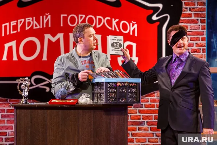 Сергей Нетиевский (слева) оспаривает свое повторное отстранение от должности директора