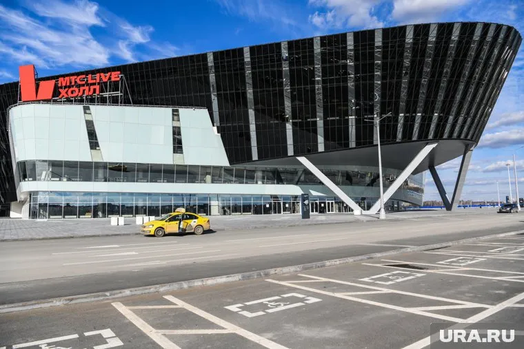 Зал вмещает пять тысяч зрителей, а продано около двух тысяч билетов