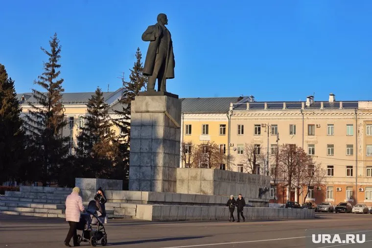Автор пишет о пятиметровом фонтане в центре площади, где скрывается подземный ход