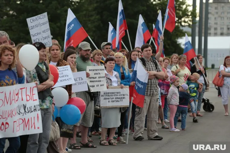Большинство плакатов повторяли те, которые можно было увидеть на прошлых акциях протеста дольщиков