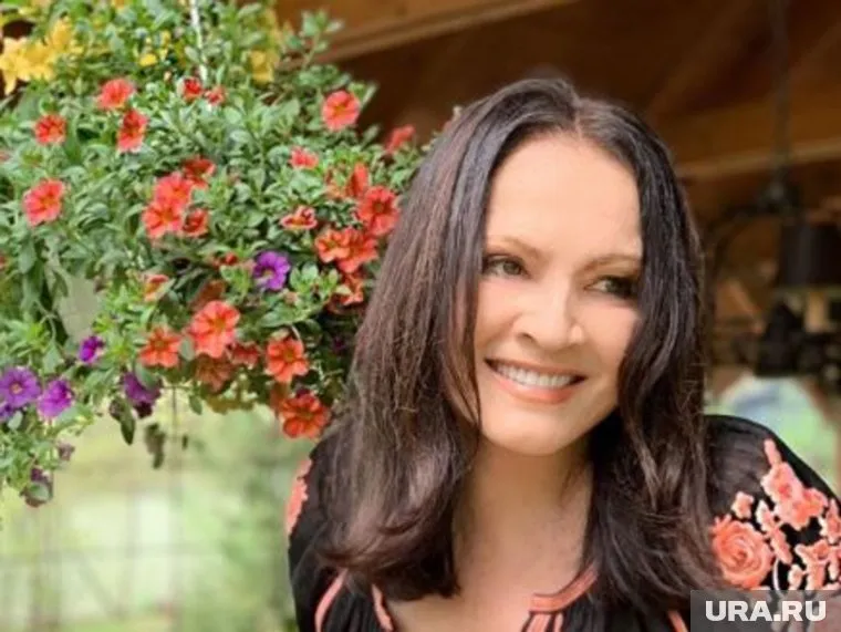 Фанаты провожали певицу бурными аплодисментами