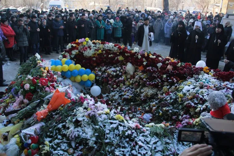 Панихида по погибшим жителям дома № 164 на проспекте Карла Маркса. Магнитогорск, панихида, мемориал