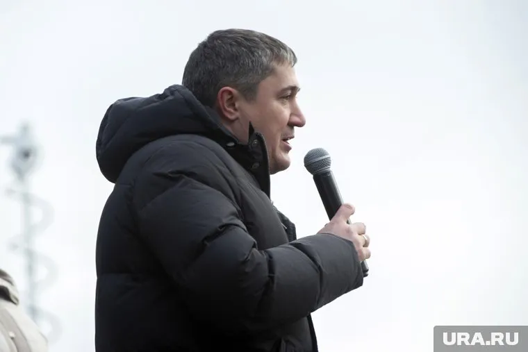 Махонин поблагодарил всех, кто участвовал в создании стелы