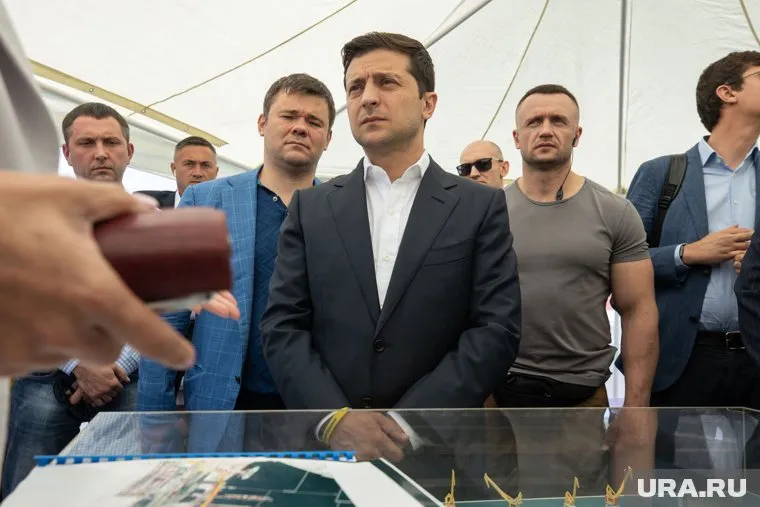 Владимир Зеленский вынужден встретиться с Путиным в Крыму, Москве или Минске, что для него «унизительно», заявил экс-депутат Рады Евгений Мураев