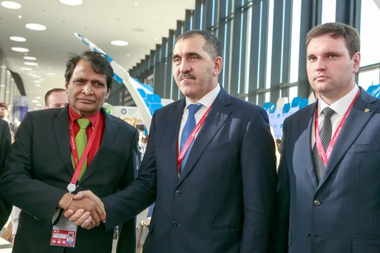 ПМЭФ-2018. Петербургский международный экономический форум 2018. Во второй день после пленарного заседания. Санкт-Петербург, рукопожатие, евкуров юнус-бек