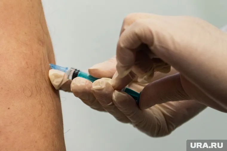 «Вектор» проводит испытания трехкомпонентной вакцины «ЭпиВакКорона»