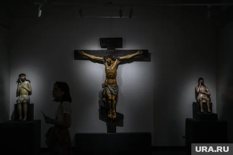 В одном из залов свет поставлен так, чтобы он придавал таинственности скульптурам