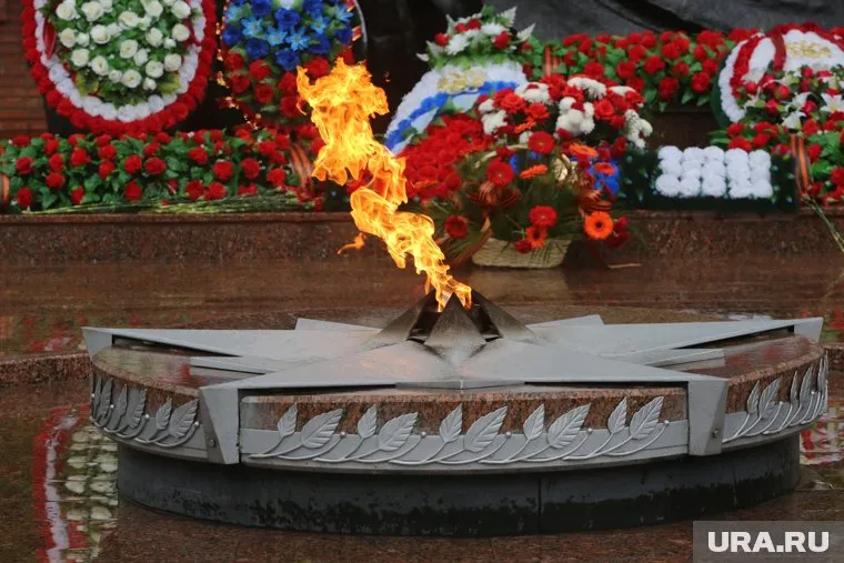 Подростки использовали Вечный огонь для приготовления еды