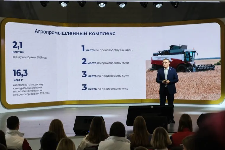 Алексей Текслер и Владимир Якушев на выставке "Россия" на ВДНХ. Москва