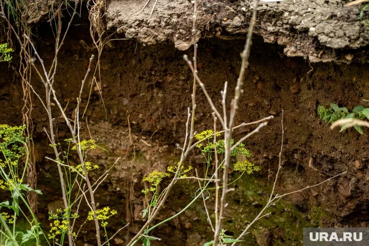 Дорога на участке «Дубровка — Лазурный» начала разрушаться из-за обильных осадков (архивное фото)
