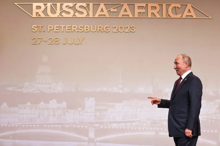 Президент России Владимир Путин на приветственном рукопожатии с лидерами саммита "Россия-Африка". Санкт-Петербург