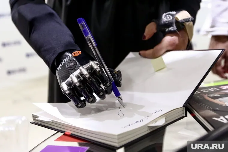 Отсутствие кисти Рафаил превратил в свое достоинство и остроумно сравнил себя с терминатором