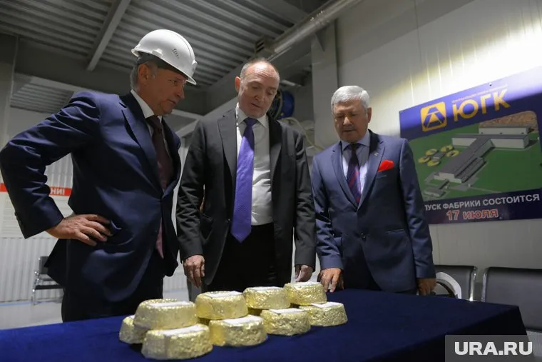 Экс-полицейский хотел украсть золото у Константина Струкова (слева)