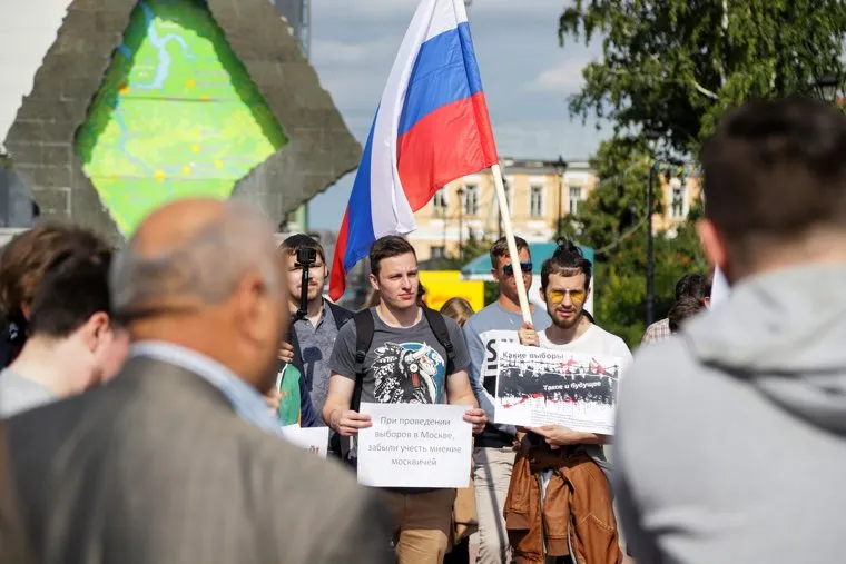 Пикет в поддержку незарегистрированных кандидатов в Мосгордуму на площади Борцов Революции. Тюмень