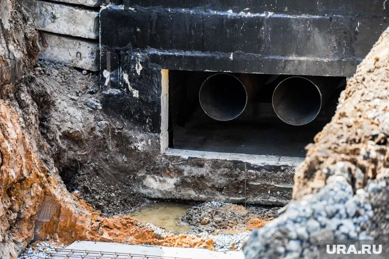 Мужичина снес ограждения и оказался в траншее вместе с мотоциклом