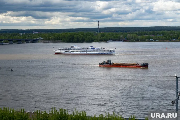 Теплоход «Роман Ругин» получил повреждения из-за навалившегося на него теплохода «Дельта»