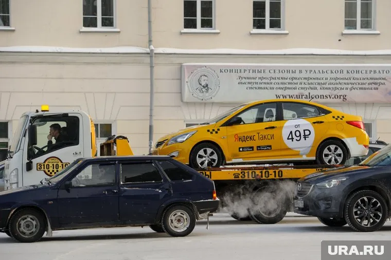 В новогоднюю ночь, похоже, конкуренция будет не за пассажиров, а за водителей — чтобы на работу вышло как можно больше