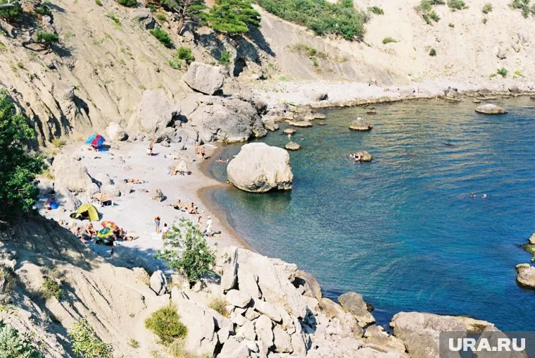 МЧС России продолжает работу по обследованию пляжа Учкуевка в Севастополе