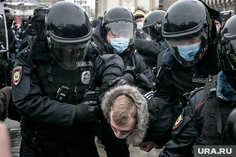 Правоохранители защищают Сенную площадь от протестующих